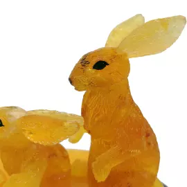 Композиция из янтаря "Кролики"
