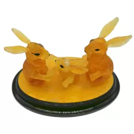 Композиция из янтаря "Кролики"