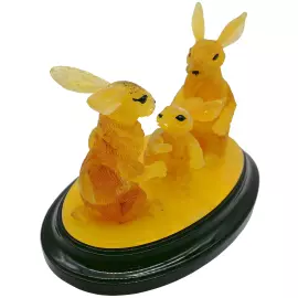 Композиция из янтаря "Кролики"