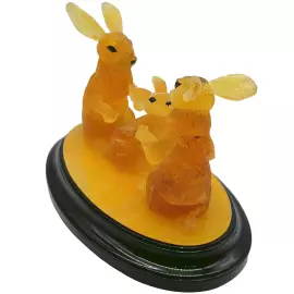 Композиция из янтаря "Кролики"