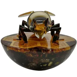 Композиция из янтаря "Пчела"