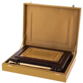 Leather-bound gift book "The Book of a successful leader" in a pencil case