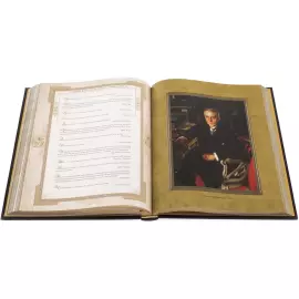 Leather-bound gift book "The Book of a successful leader" in a pencil case