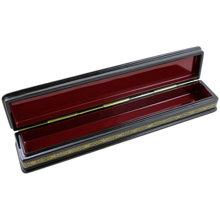 The box "Saint Petersburg" is a Lackey