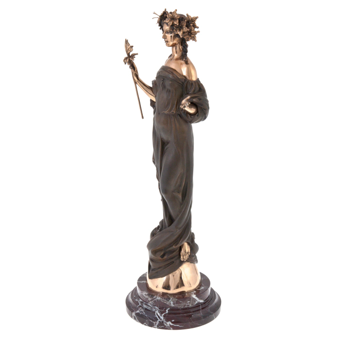 The author's bronze sculpture "Muse"