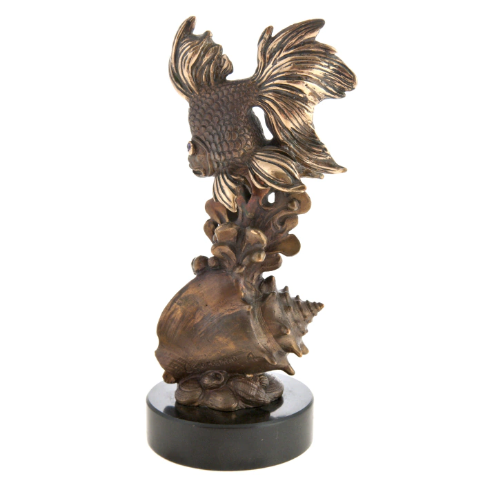 The author's bronze sculpture "Goldfish"