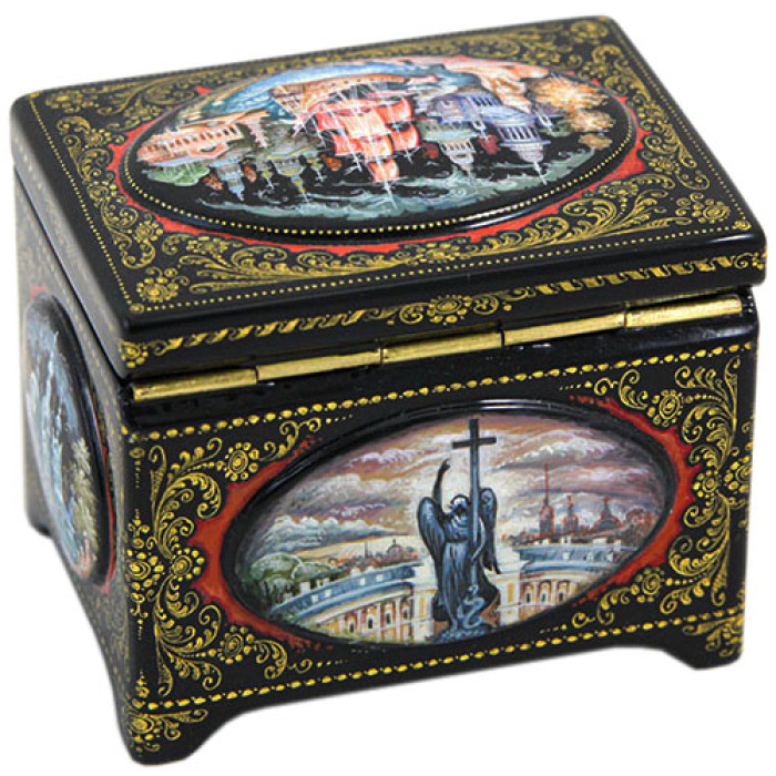 The box "Saint Petersburg" is a Lackey
