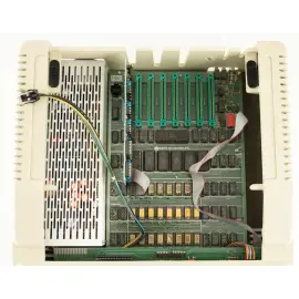 Одна из первых версий оригинального компьютера Apple II Одна из первых версий оригинального компьютера Apple II