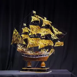 Скульптура из янтаря "Модель галеона"