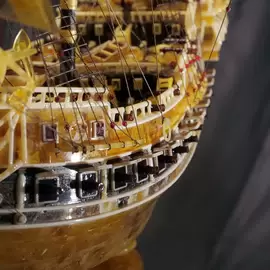 Скульптура из янтаря "Модель галеона"
