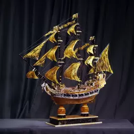 Скульптура из янтаря "Модель галеона"