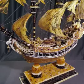 Скульптура из янтаря "Модель галеона"