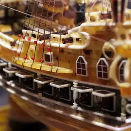 Скульптура из янтаря "Модель галеона"
