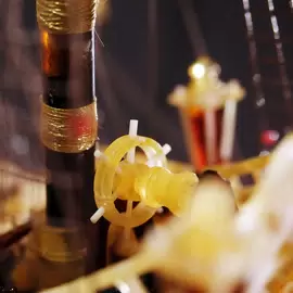 Скульптура из янтаря "Модель галеона"