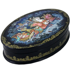 The box is an oval "Troika" of a Lackey