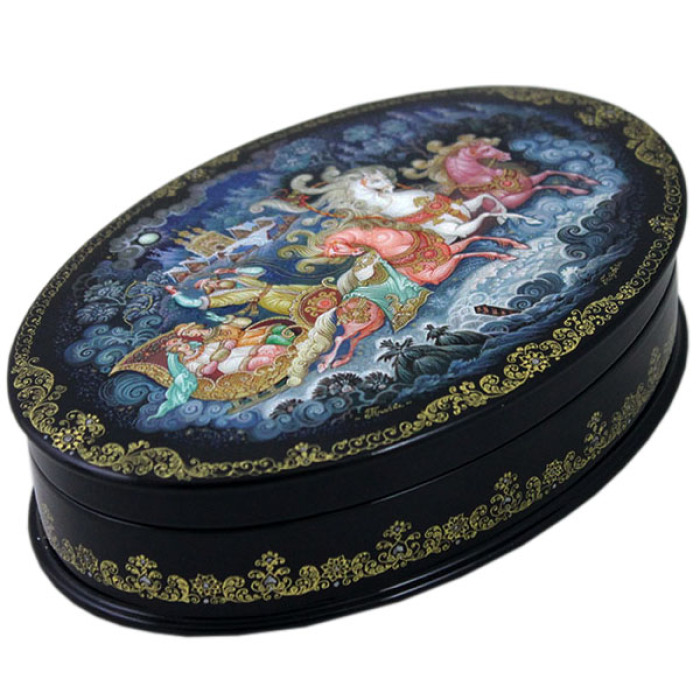 The box is an oval "Troika" of a Lackey