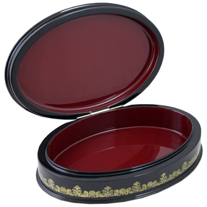 The box is an oval "Troika" of a Lackey