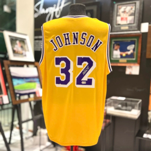 Майка с автографом баскетболиста Мэджика Джонсона