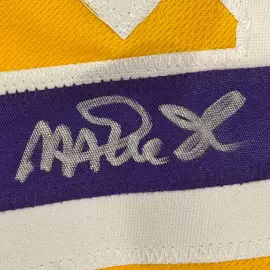 Майка с автографом баскетболиста Мэджика Джонсона