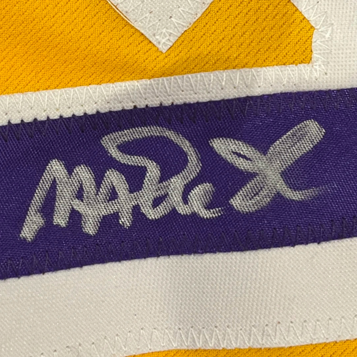 Майка с автографом баскетболиста Мэджика Джонсона