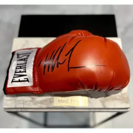 Боксерская перчатка с автографом Майка Тайсона, мрамор белый