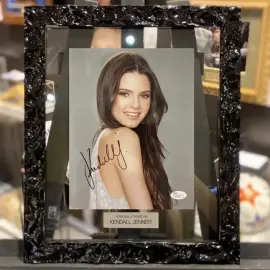 Фото с автографом модели Кендалл Дженнер Фото с автографом модели Кендалл Дженнер