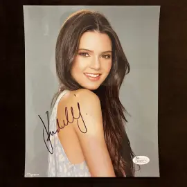 Фото с автографом модели Кендалл Дженнер Фото с автографом модели Кендалл Дженнер
