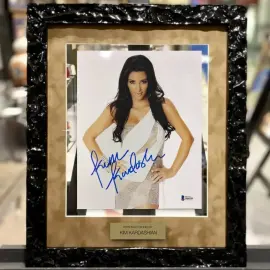 Фото с автографом модели и актрисы Ким Кардашьян Фото с автографом модели и актрисы Ким Кардашьян
