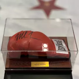 Боксерская перчатка с автографом Майка Тайсона, дерево