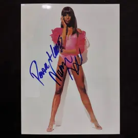 Фото с автографом супермодели и актрисы Наоми Кэмпбелл Фото с автографом супермодели и актрисы Наоми Кэмпбелл