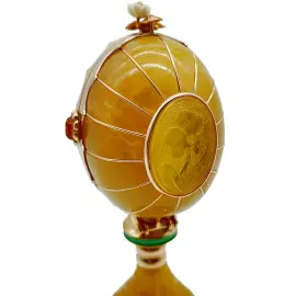Ювелирная композиция из янтаря в стиле Фаберже "Яйцо с ежевикой"