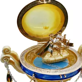 Ювелирная композиция из янтаря в стиле Фаберже "Яйцо с парусником. Океан"