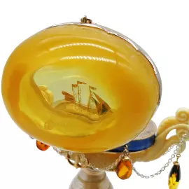 Ювелирная композиция из янтаря в стиле Фаберже "Яйцо с парусником. Океан"