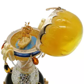 Ювелирная композиция из янтаря в стиле Фаберже "Яйцо с парусником. Океан"