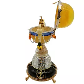 Ювелирная композиция из янтаря в стиле Фаберже "Яйцо с парусником. Океан"