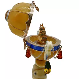 Ювелирная композиция из янтаря в стиле Фаберже "Яйцо с парусником. Морское"