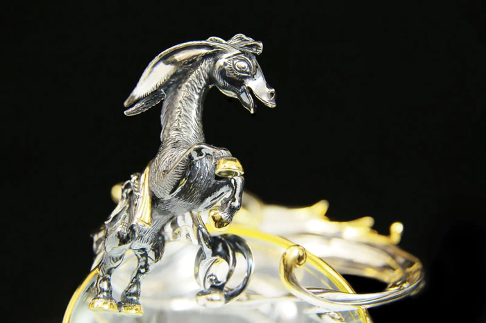 Set of 6 silver teaspoons with a "Humpbacked Horse" stand