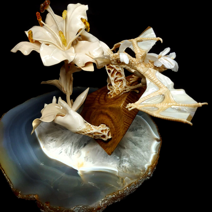 Souvenir of mammoth tusk and agate "Lily Dragon"