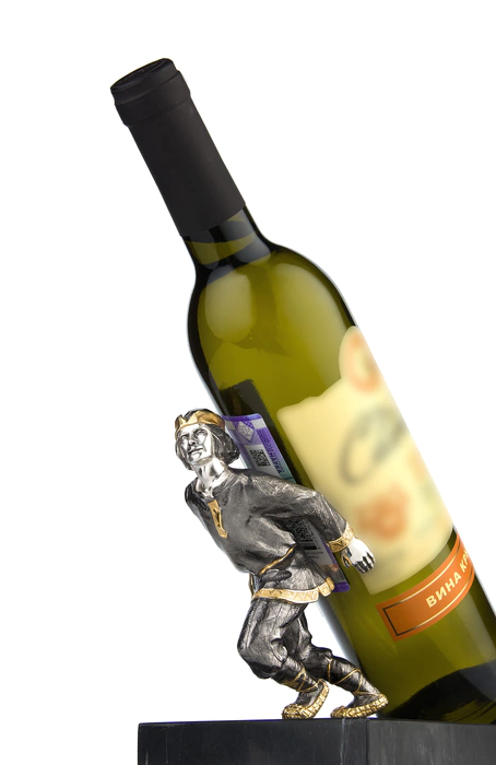 A stand for a wine bottle "Does not pull its own burden"