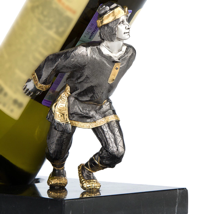 A stand for a wine bottle "Does not pull its own burden"