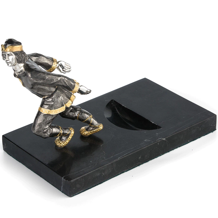 A stand for a wine bottle "Does not pull its own burden"