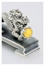 Китайский дракон с янтарем