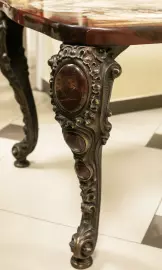 Стол из среза натуральной яшмы с фигурными бронзовыми ножками. Коллекционный образец
