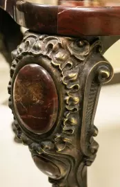 Стол из среза натуральной яшмы с фигурными бронзовыми ножками. Коллекционный образец