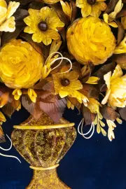 Картина из янтаря "Ваза с розами" на синем бархате