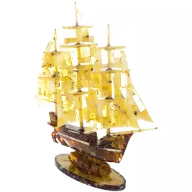 Корабль из янтаря "Бригантина"