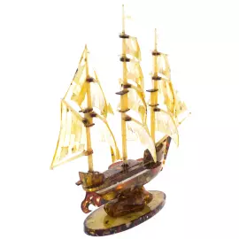 Корабль из янтаря "Бригантина"