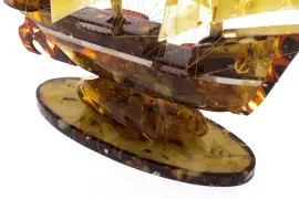 Корабль из янтаря "Бригантина"