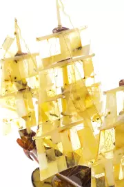 Корабль из янтаря "Бригантина"