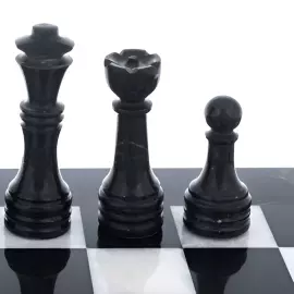 Шахматы из черного и белого мрамора